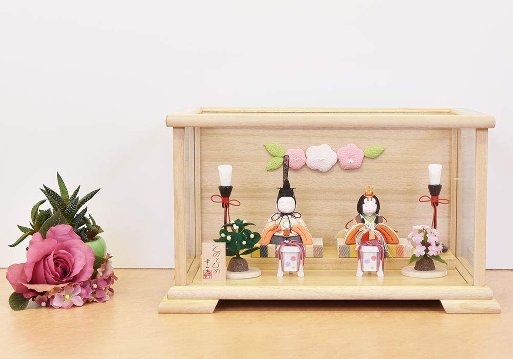 wooden Hina doll display with a round face and a stylish Made by Koichimitsu Compact, case-mounted case. Cute, miniature, white, design. Jinya.