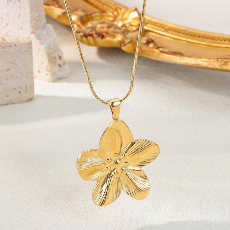 Vintage court style stainless steel large flower pendant necklace women's waterproof design necklace