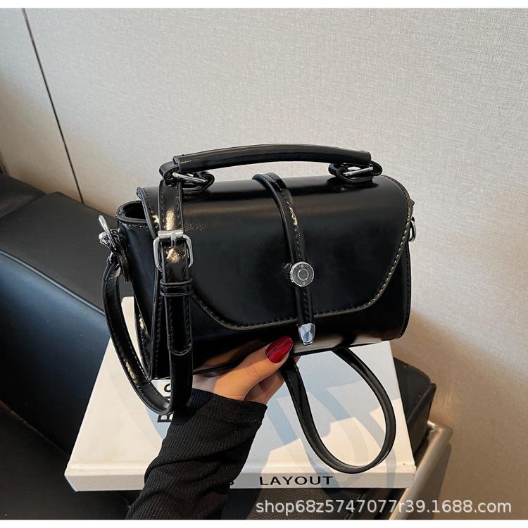 2025 Baguette Bag Messenger Bag Women's Korean Version New Fashion Simple Retro Versatile Commuter Shoulder Bag