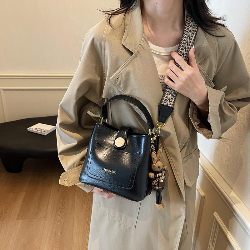 Bag Women's New Autumn and Winter Retro Bucket Bag Niche Design Texture Shoulder Bag Broadband Fashion Portable Messenger Bag