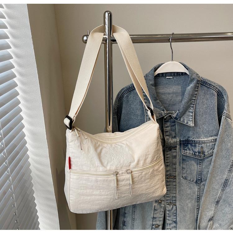 

Новая женская сумка, сумка с вышивкой Корея Dongdaemun. белый