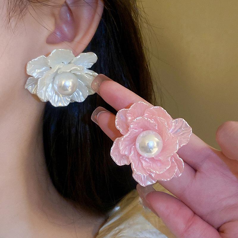 

Преувеличенные милые серьги-гвоздики с искусственным жемчугом и цветком для женщин, индивидуальные модные темпераментные вечерние украшения