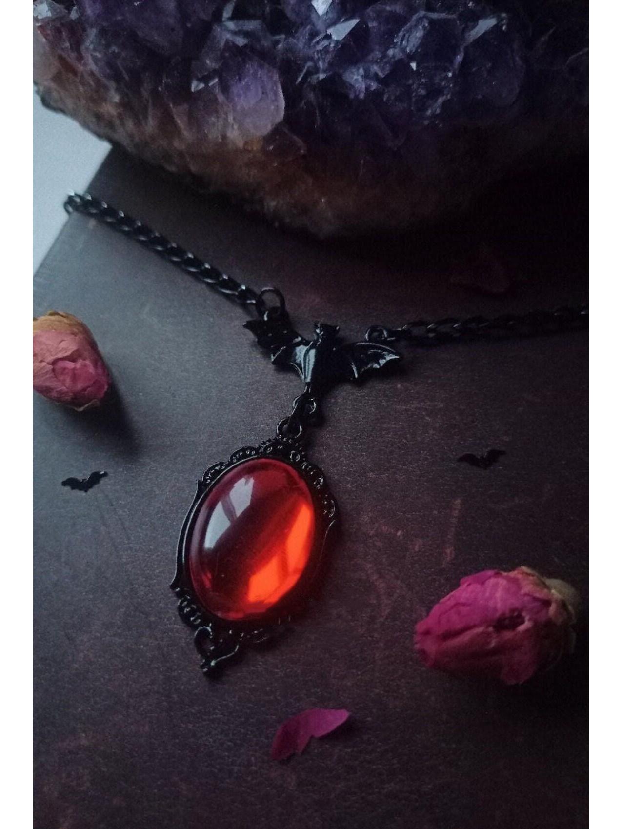 

Викторианское готическое черное ожерелье-камея с летучей мышью, вампиром и ведьмой