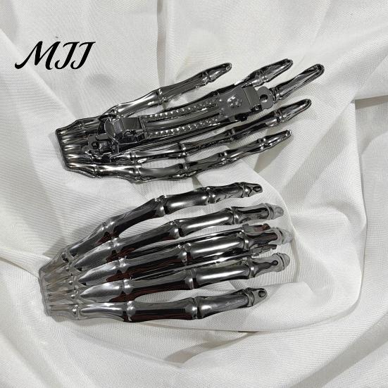 Gothic Hair Clips Skeleton Hands Clips, Metal Skull Side Clip for Women, Hand Hairpin Spooky Halloween Horror Accessories, Punk Rock Zombie Barrettes