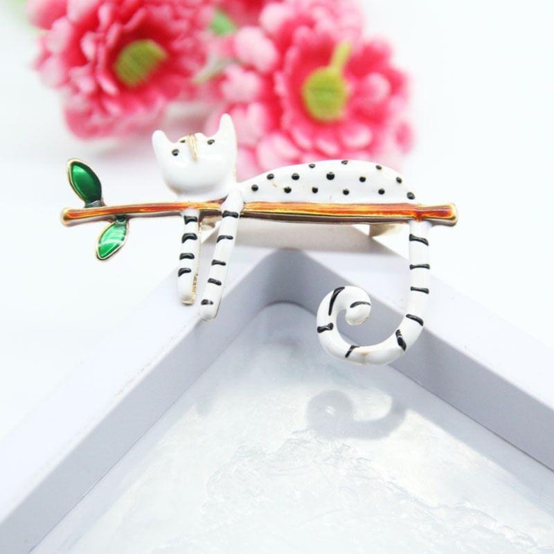 White Cat Lapel Pin for Women Lazy Cat Tree Pin Exquisite Enamel Cute Cat Branch Pin Badge Lapel Pin Jewelry Ornament
