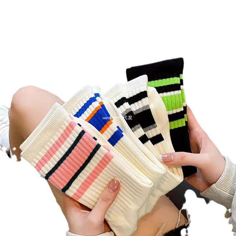 Damensocken mit mittelhohem Schaft und Streifen – trendiger koreanischer Stil für Frühling und Herbst, perfekt für Sport und Freizeit.