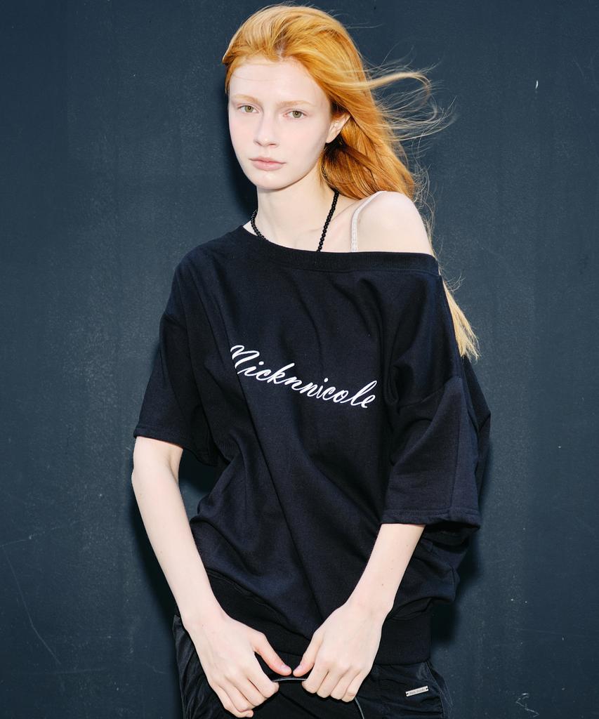 Nigaennikol Off Shoulder Lettering Sweat Top_Black