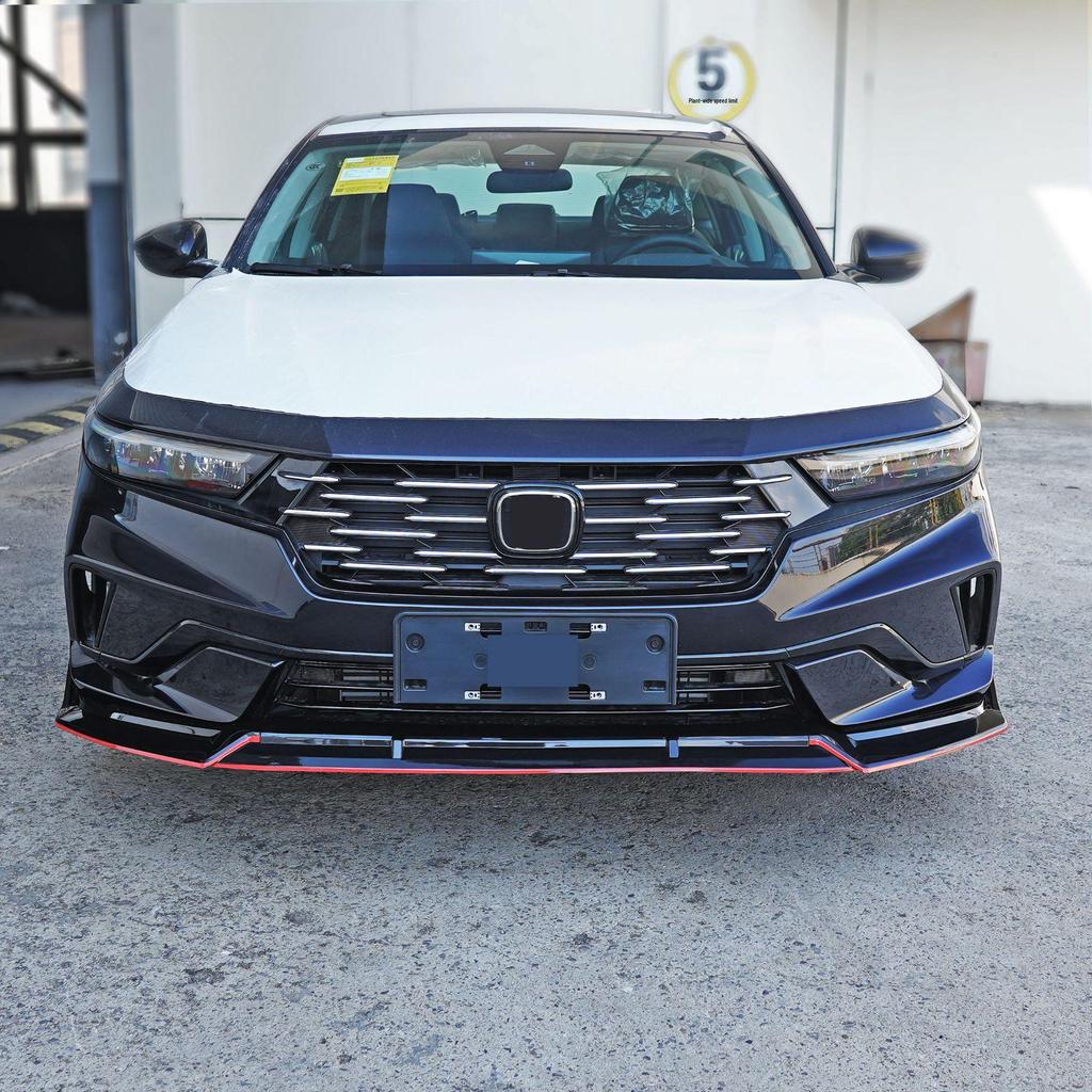 Accord Sport Model 25. generace: Sada bezvrtákových předních splitterů, zadního spoileru, bočních prahů a zadního difuzoru.