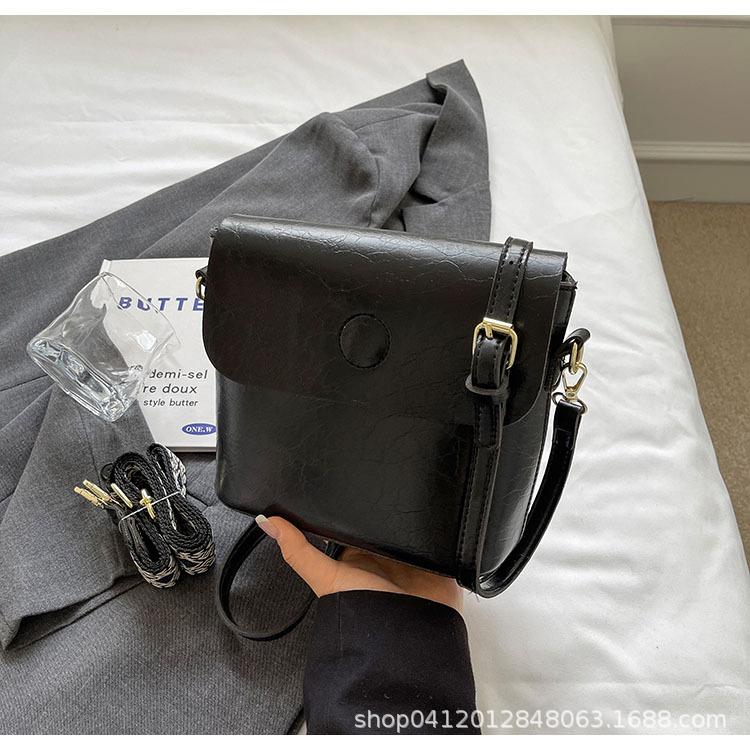 Niche Design Commuter Small Square Bag 2025 New Casual Retro Messenger Bag Fashionable Wide Shoulder Strap Commuter Shoulder Bag