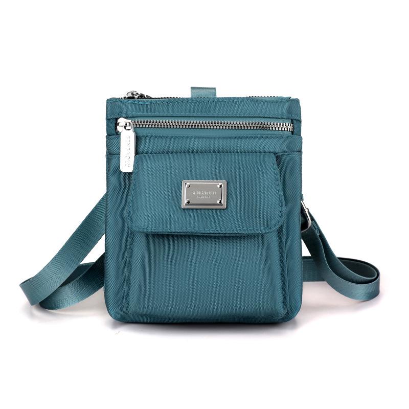 Bolso Cruzado Compacto de Nailon para Mujer – Diseño Ligero y Resistente al Agua con Placa Metálica con Logo y Múltiples Bolsillos, Ideal para el Uso Diario