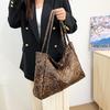 Unique Design Medium Sized Tote Bag Sleek Pu Material Commuter Bag For Daily Outfits