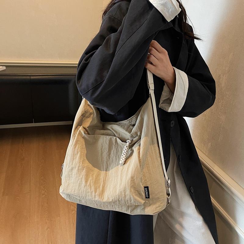 2025 Autumn New Messenger Messenger Bag Japanese Casual Nylon Shoulder Tote Bag Niche Commuter Messenger Bag