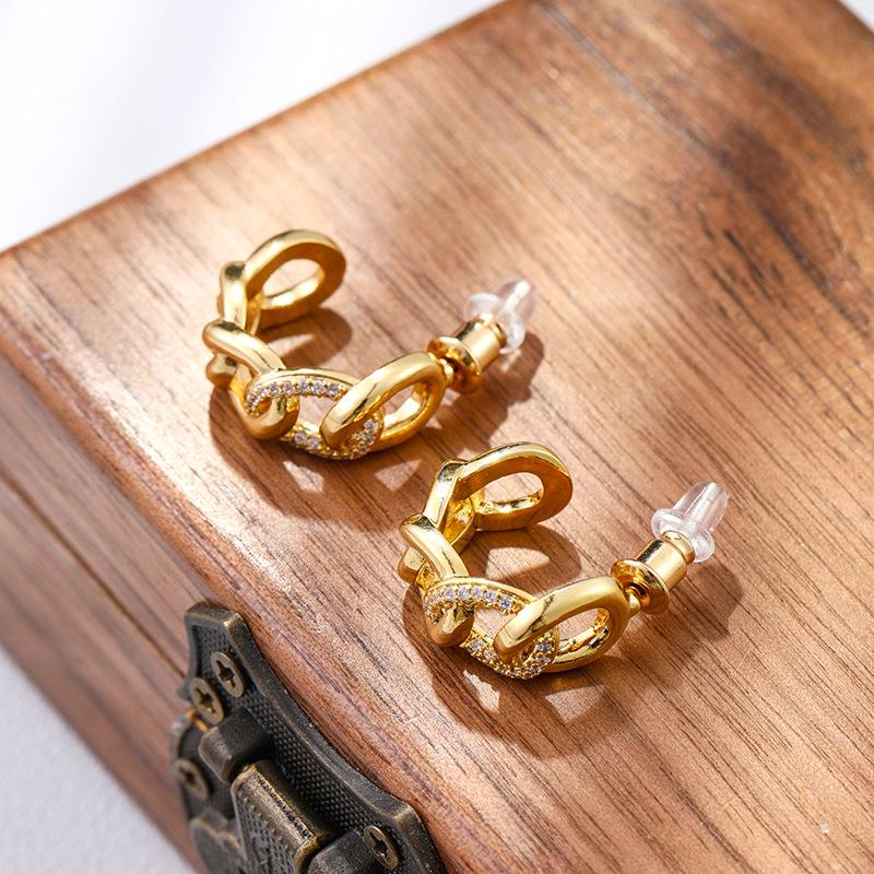 

Серьги-кольца из циркония с золотым покрытием 925 пробы: Элегантный, Универсальный и Атмосферный Дизайн