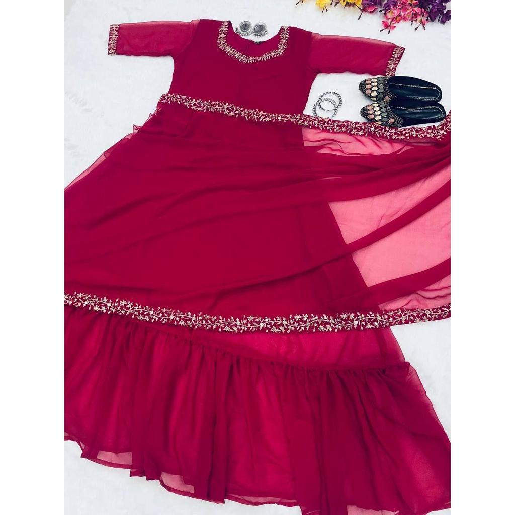 Presenterer en ny trendig broderi blondekjole Saree