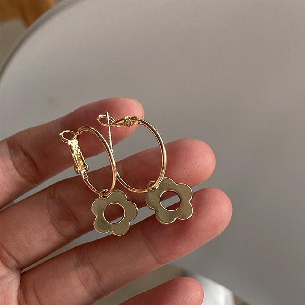 

Smple Vintage Hollow Подарки Женщины Девушки Медь Модные Украшения Цветочные Серьги Серьги-кольца