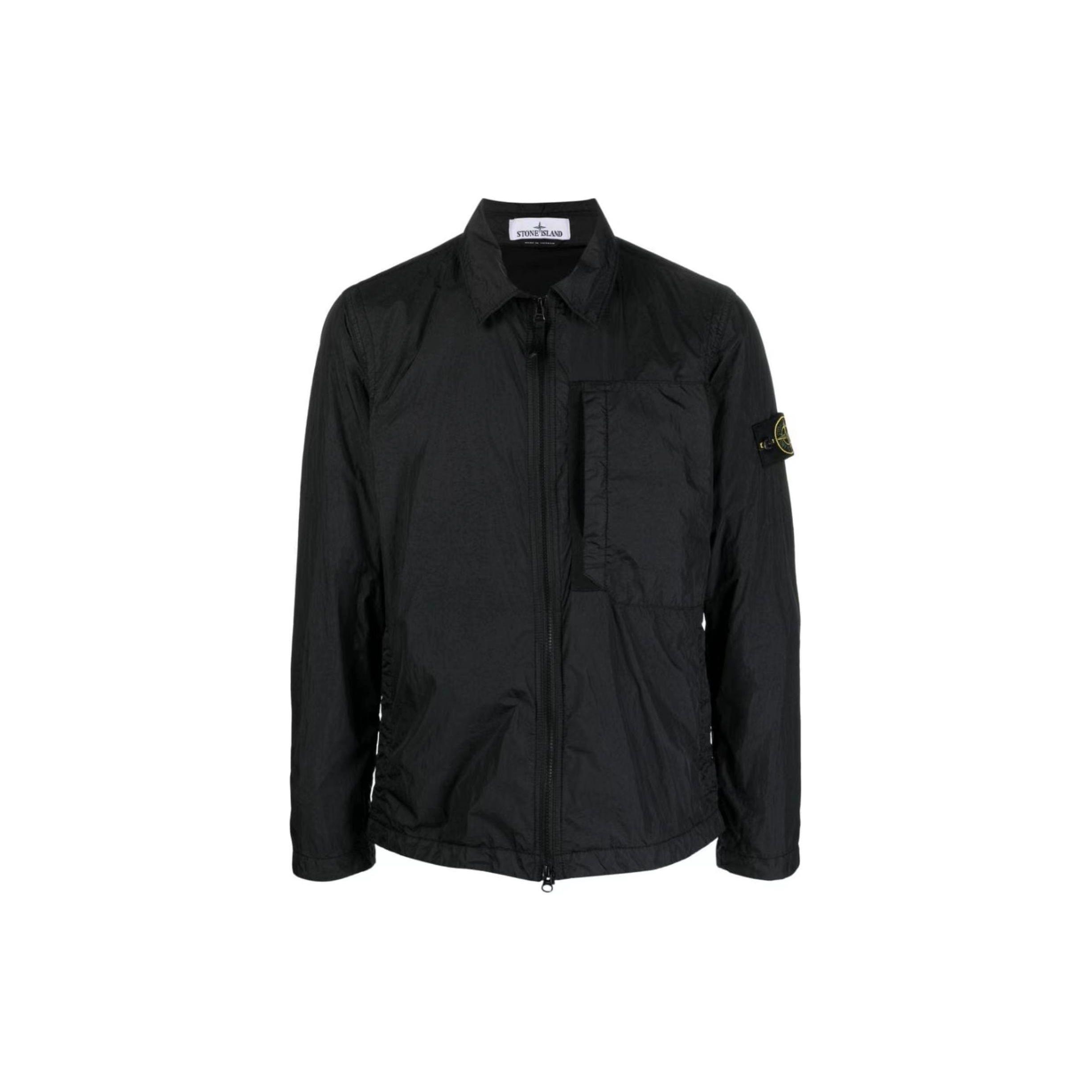 Stone Island Kurtka Męska z Kieszenią na Piersi, Długim Rękawem, Wysokim Połyskiem, Marszczonym Nylonem i Zapinanym Kołnierzem 791510723-V0029 M black