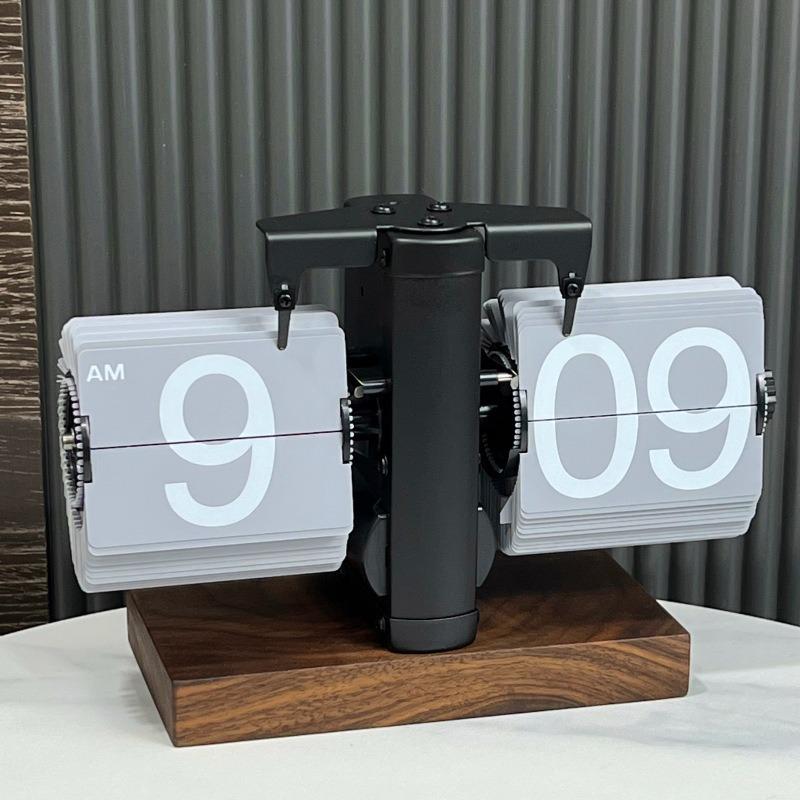 MiaoKe Retro Automatic Walnut Flip Clock: Simple Desktop Decor
