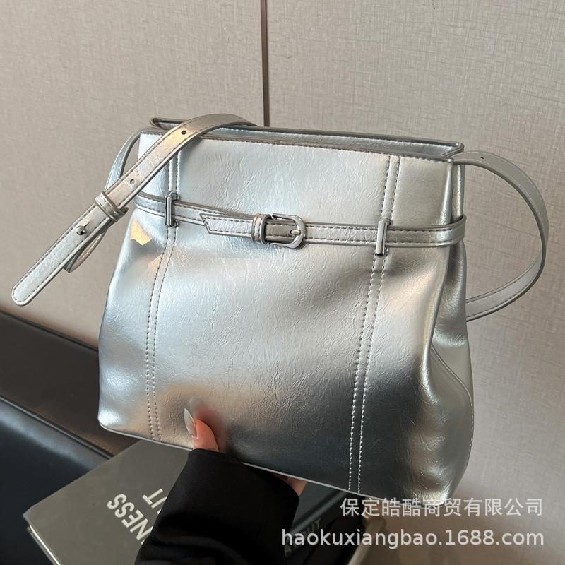 This year's popular bags, bucket bags, large-capacity women's 2025 new retro versatile spring and summer shoulder bags