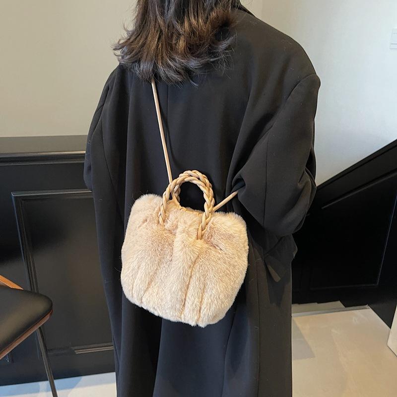 Autumn and Winter Super Fire Niche Furry Bag Women's 2025 New Versatile Messenger Bag Fashionable Portable Furry Bag