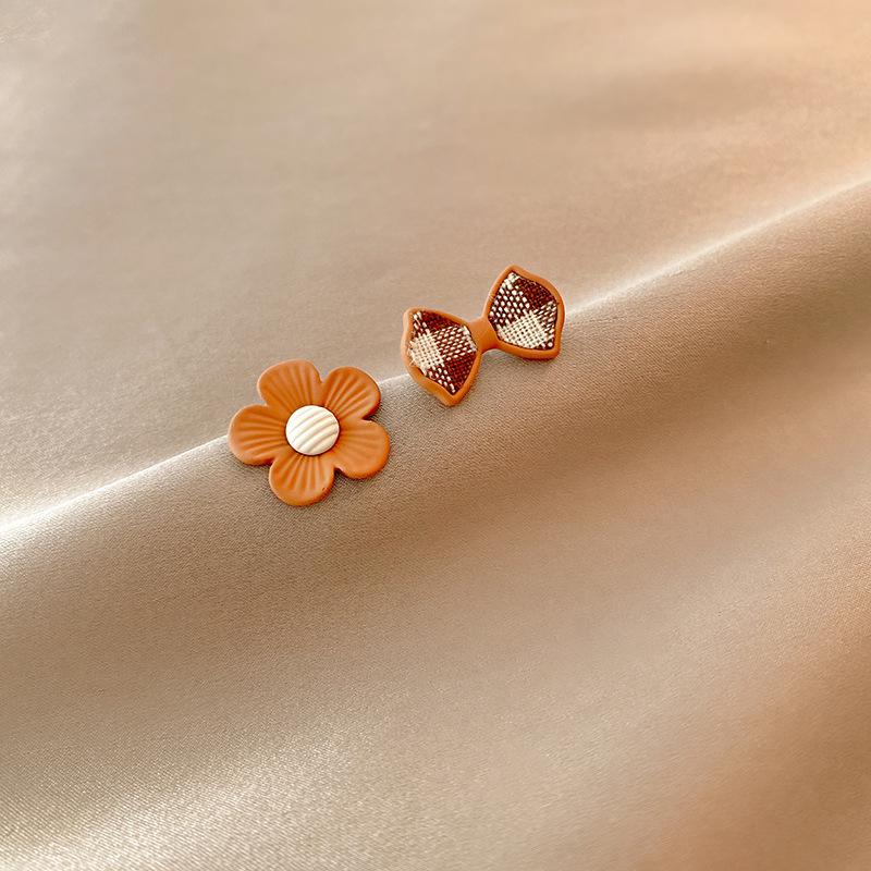 Elegant Black & White Plaid Earrings: Korean Style Versatile Studs, Trendy, High-Quality, Cool Women's Ear Jewelry