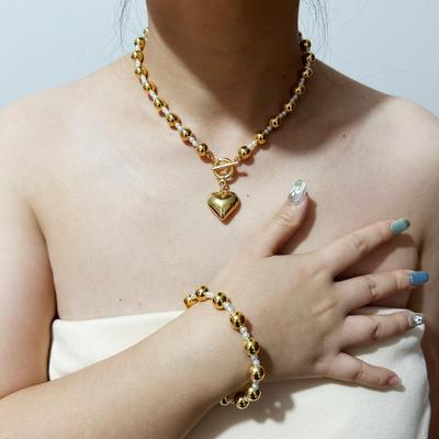 Europäische & Amerikanische Geometrische Herz Choker: Goldene Perlenkette mit rundem Pfirsichherz-Anhänger für Damen