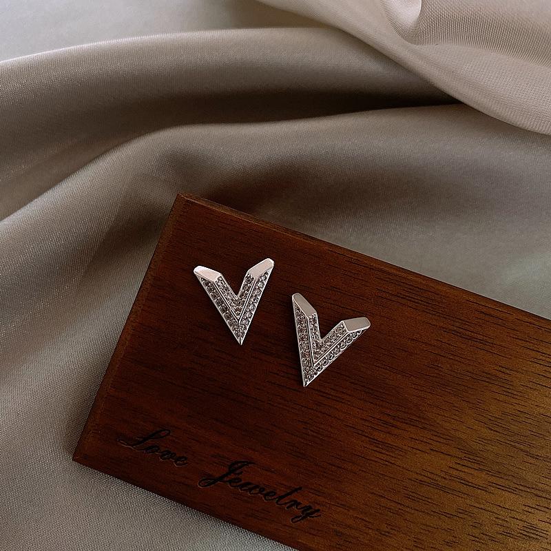 

S925 silver needle original design V-shaped high-end sense simple and small gas new trendy stud earrings