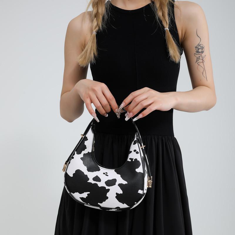Fashionable Pu Leather Shoulder Bag In Mid-size With Eye-catching Animal Prints For Daily Convenience