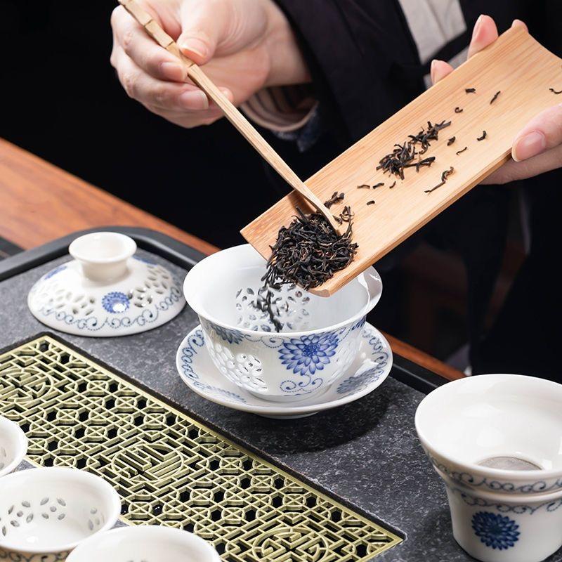 Porcelain Hollow Beehive Gaiwan Tea Set – Elegant Chinese Kung Fu Tea Cup with Lid