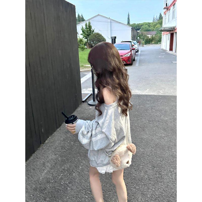 

Свитшот в корейском стиле, в стиле кэжуал, с вышивкой, с косым плечом, женский, шикарный, свободного кроя, сексуальный, без бретелей, с длинными рукавами, для ранней осени Grey M