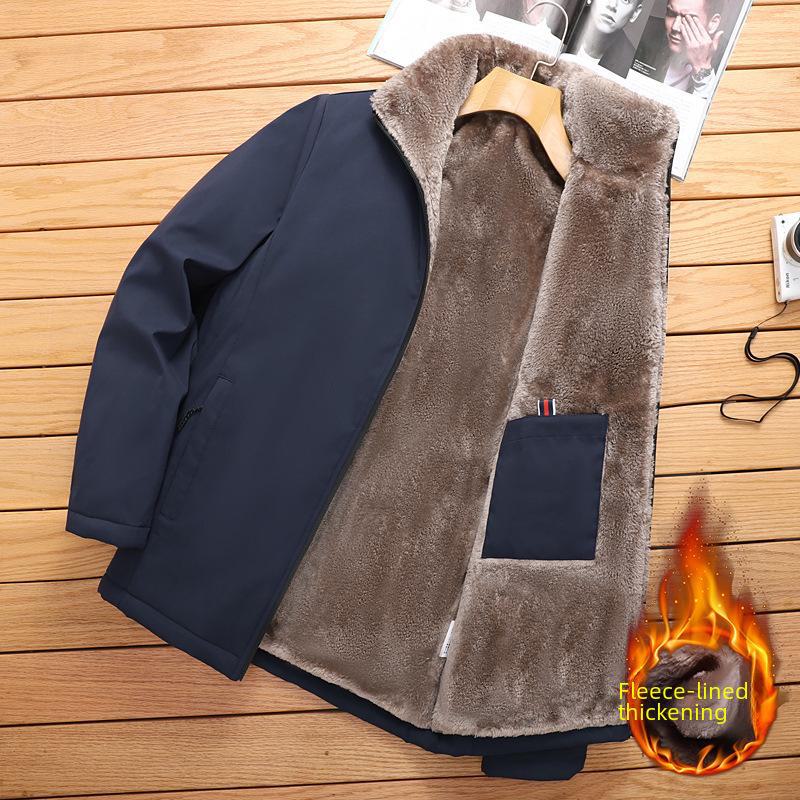 Mit Baumwolle gefütterter, warmer Wintermantel aus Samt für Herren mittleren und höheren Alters – lockere Passform, mittlere bis lange Größe.