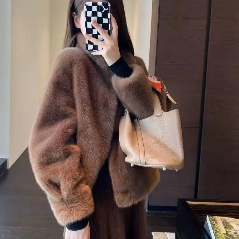 Dámský krátký béžový kabát z umělé kožešiny se stojáčkem Teplá zimní bunda Ležérní streetové oblečení