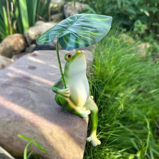 2Pcs/Set Garden Frog Figurine Mini Fishing Frog Statue Sitting Frog Holding Leaf Umbrella Pond Angler Frog Sculpture for Yard Landscape Indoor Outdoor
