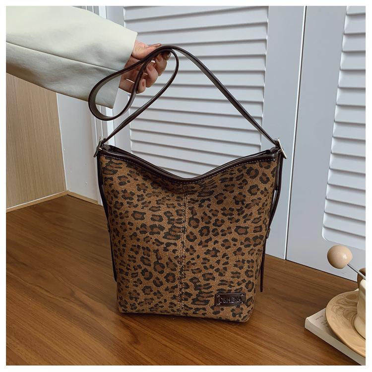 

Leopard print bag women s autumn and winter new matte retro shoulder messenger bag popular bucket bag цветной печати леопарда