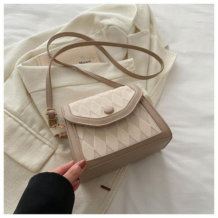 Trendige kleine Umhängetasche mit Karostich-Details, perfekt für Alltagsoutfits