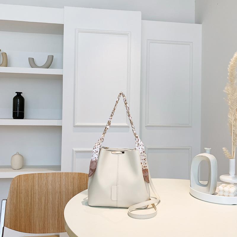 Retro Texture Large Capacity Bucket Bag Women's Summer New Fashion Messenger Bag Commuter Solid Color Shoulder Bag