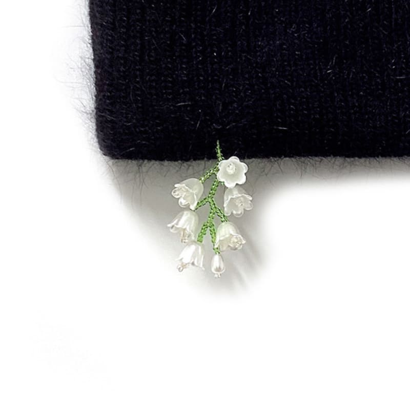 OTHER-worldly Drop White Flower Beads Beanie [Angora Black]