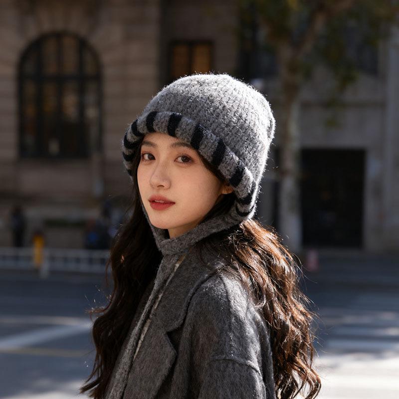 Knitted hat women's outdoor face is small, cold-proof and warm, ear protection hat, fashionable foreign hat