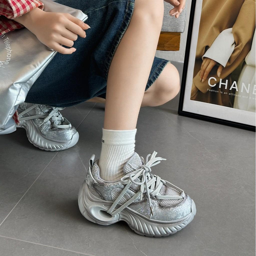 

2025 Осень/Зима Женские Универсальные Удобные Туфли на Платформе со Стразами в Стиле Папиных Кроссовок 36 серебряный