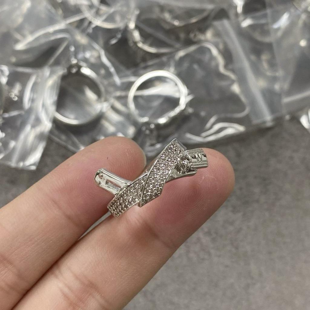 Anello a Nodo H a Fibbia Completa Placcato Oro V per Donna, Impostato a Mano CNC con Diamanti ad Alto Tenore di Carbonio, Design di Lusso con Fibbia Kelly.
