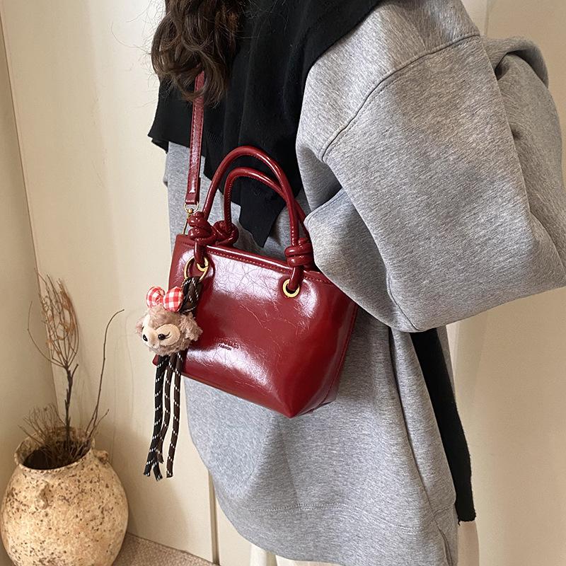 This year's popular bags are women's autumn and winter versatile 2025 new trendy fashion messenger handbag bucket bag