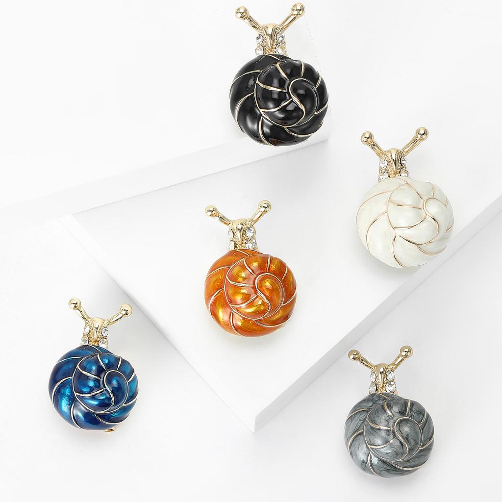 Accessoire de Mode Polyvalent Broche Escargot Art Émaillé Idéal Pour Tenues Décontractées Événements Formels Et Port Quotidien