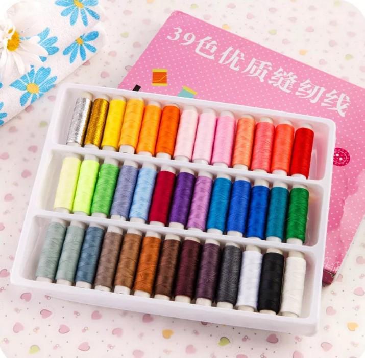 

Черно-белые полиэстеровые швейные нитки и игольница