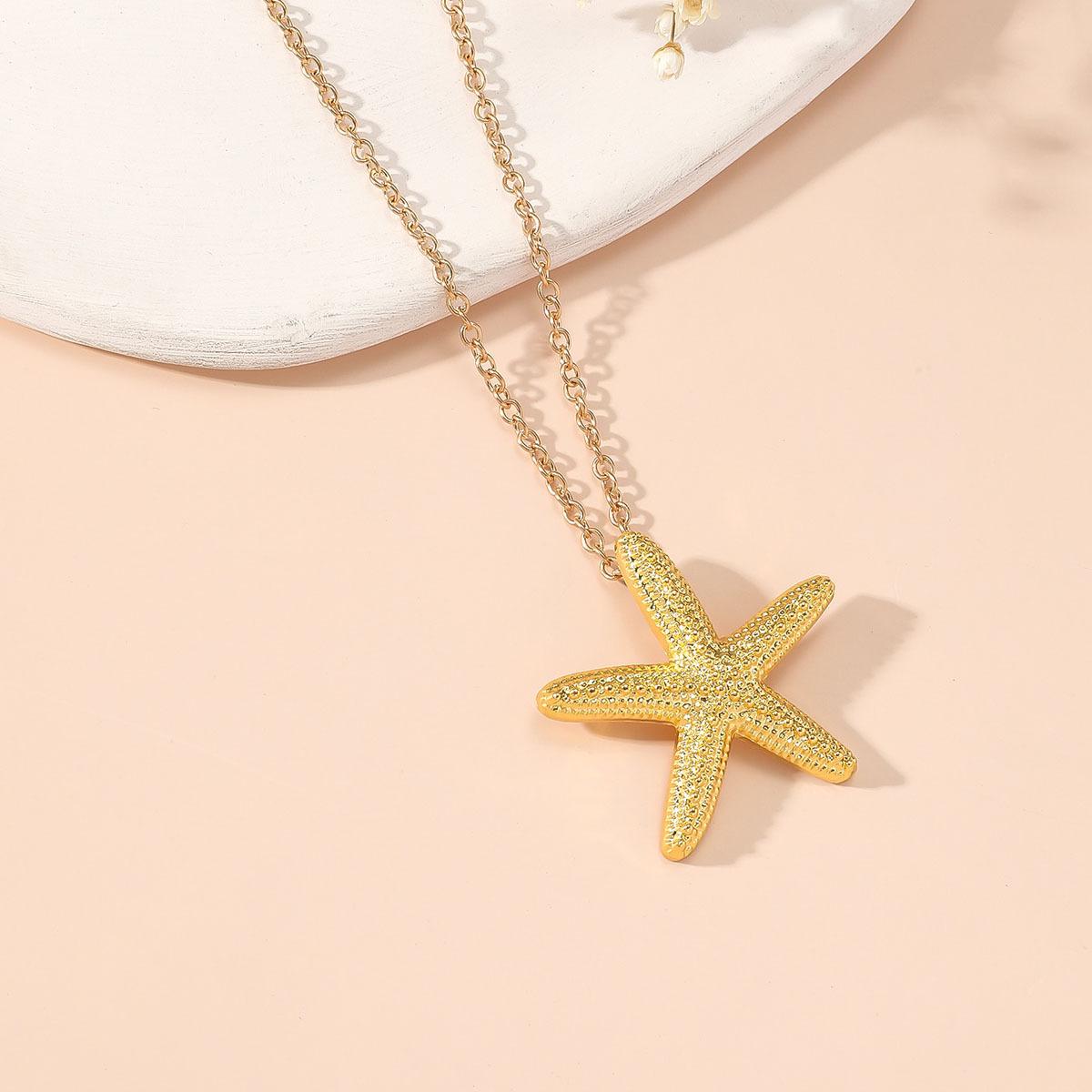 

A light luxury golden star, pink little fish, versatile and trendy design necklace accessory