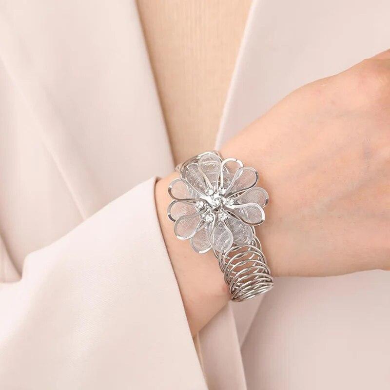 New Classic Shiny Rhinestone Bracelets Women Fashion Leaves Flower Bracelets Bangle for Female Bohemia Open Bangles Party Jewelry Punk Accessories