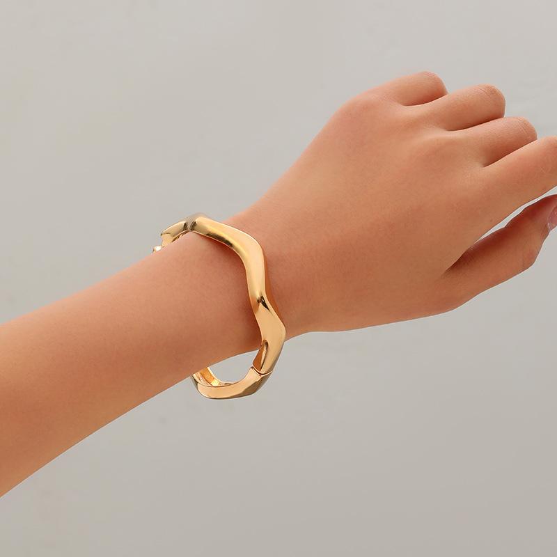 Simple and Personality Exaggerated Wide Edge Hollow Spring Alloy Bracelet Business Temperament Bracelet