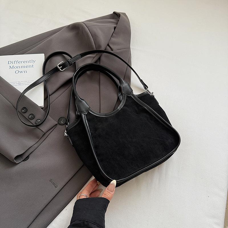 

Premium sense niche bag women s autumn and winter 2025 new matte retro shoulder messenger bag popular portable bucket bag чёрный