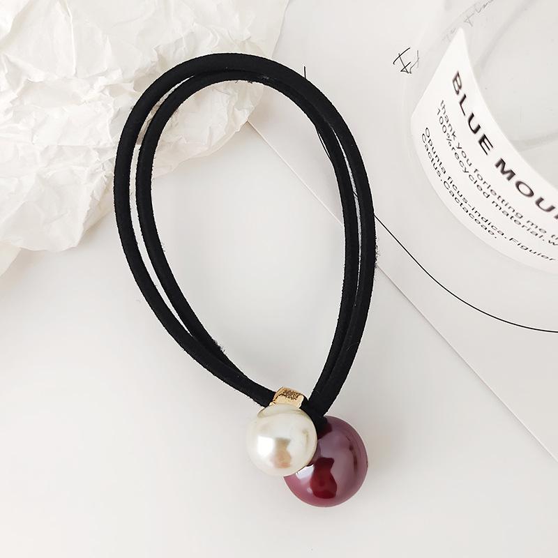 

Элегантная двухслойная резинка для волос с жемчугом и кожаным чехлом