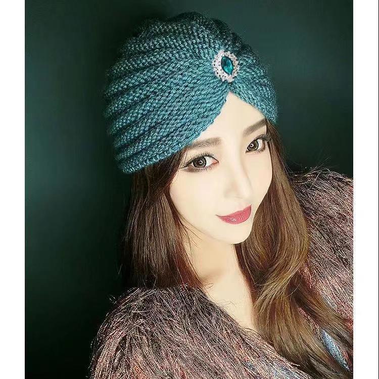 Autumn and Winter Simple and Versatile Knitted Headgear, Rhinestone Forehead Gem, High-end Hat, Warm and Thin Retro Women's Wool Hat