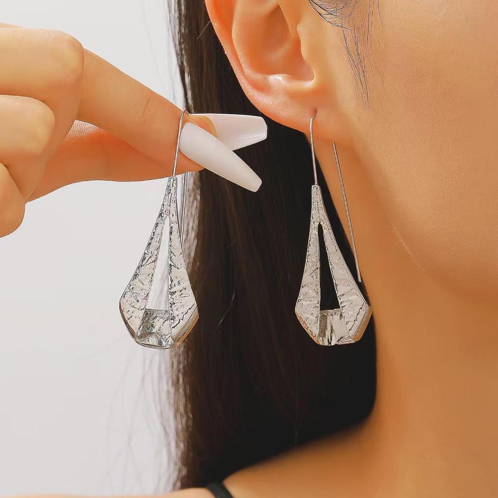 Retro Europäische und Amerikanische Metall-Ohrstecker mit Cold-Style Ohrklemmen - Schlicht, Glatt, High-End Mode.