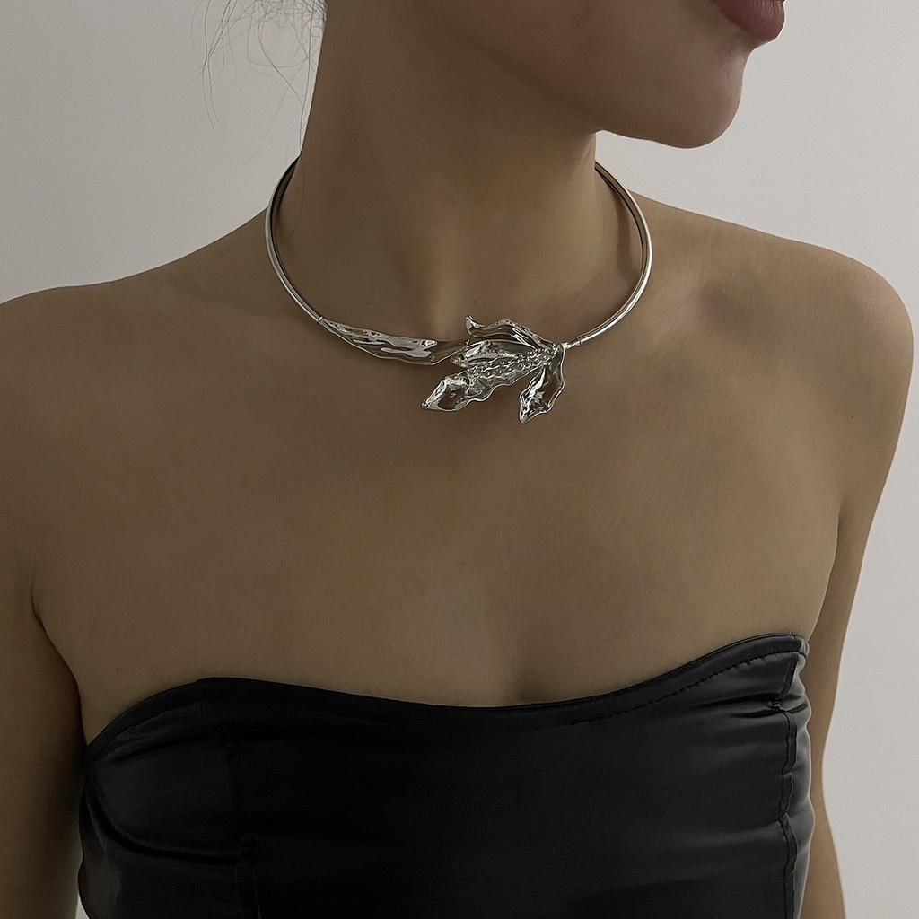 Retro personalized fashionable leaf necklace, European and American new neck chain chokr open collar collarbone chain